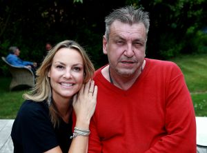 20-05-2016 SHOWBIZZ; MICKY HOOGENDIJK-JUDITH WIERSEMA EN LOLO LOREN WERDEN VERRAST DOOR ROB SCHOLTE.
Rob Scholte kwam naar Naarden om hun expositie te openen. Rob al weer enige tijd goede vriendjes met Micky verraste de 3 dames met een verrassende opening speech.
foto: Albert den Iseger