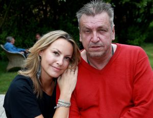 20-05-2016 SHOWBIZZ; MICKY HOOGENDIJK-JUDITH WIERSEMA EN LOLO LOREN WERDEN VERRAST DOOR ROB SCHOLTE.
Rob Scholte kwam naar Naarden om hun expositie te openen. Rob al weer enige tijd goede vriendjes met Micky verraste de 3 dames met een verrassende opening speech.
foto: Albert den Iseger