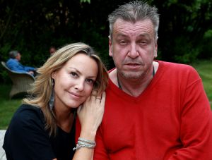 20-05-2016 SHOWBIZZ; MICKY HOOGENDIJK-JUDITH WIERSEMA EN LOLO LOREN WERDEN VERRAST DOOR ROB SCHOLTE.
Rob Scholte kwam naar Naarden om hun expositie te openen. Rob al weer enige tijd goede vriendjes met Micky verraste de 3 dames met een verrassende opening speech.
foto: Albert den Iseger