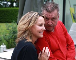 20-05-2016 SHOWBIZZ; MICKY HOOGENDIJK-JUDITH WIERSEMA EN LOLO LOREN WERDEN VERRAST DOOR ROB SCHOLTE.
Rob Scholte kwam naar Naarden om hun expositie te openen. Rob al weer enige tijd goede vriendjes met Micky verraste de 3 dames met een verrassende opening speech.
foto: Albert den Iseger