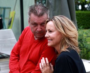 20-05-2016 SHOWBIZZ; MICKY HOOGENDIJK-JUDITH WIERSEMA EN LOLO LOREN WERDEN VERRAST DOOR ROB SCHOLTE.
Rob Scholte kwam naar Naarden om hun expositie te openen. Rob al weer enige tijd goede vriendjes met Micky verraste de 3 dames met een verrassende opening speech.
foto: Albert den Iseger