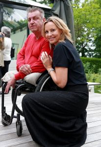 20-05-2016 SHOWBIZZ; MICKY HOOGENDIJK-JUDITH WIERSEMA EN LOLO LOREN WERDEN VERRAST DOOR ROB SCHOLTE.
Rob Scholte kwam naar Naarden om hun expositie te openen. Rob al weer enige tijd goede vriendjes met Micky verraste de 3 dames met een verrassende opening speech.
foto: Albert den Iseger