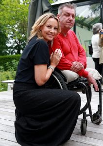 20-05-2016 SHOWBIZZ; MICKY HOOGENDIJK-JUDITH WIERSEMA EN LOLO LOREN WERDEN VERRAST DOOR ROB SCHOLTE.
Rob Scholte kwam naar Naarden om hun expositie te openen. Rob al weer enige tijd goede vriendjes met Micky verraste de 3 dames met een verrassende opening speech.
foto: Albert den Iseger