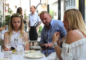 31-05-2017 SHOWBIZZ; ANDY VAN DER MEIJDE ZIET NA 11 JAAR ZIJN DOCHTERS IN ITALIE WEER. Ik heb als vader gefaald zei ANDY nadat hij zijn dochters ISABELLE en PURPLE een hand gaf. Deze week in weekblad PRIVE een zeer onthullend verhaal over Andy en het weerzien van zijn dochters.
foto: Albert den Iseger