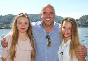 31-05-2017 SHOWBIZZ; ANDY VAN DER MEIJDE ZIET NA 11 JAAR ZIJN DOCHTERS IN ITALIE WEER. Ik heb als vader gefaald zei ANDY nadat hij zijn dochters ISABELLE en PURPLE een hand gaf. Deze week in weekblad PRIVE een zeer onthullend verhaal over Andy en het weerzien van zijn dochters.
foto: Albert den Iseger