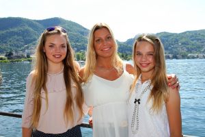 31-05-2017 SHOWBIZZ; ANDY VAN DER MEIJDE ZIET NA 11 JAAR ZIJN DOCHTERS IN ITALIE WEER. Ik heb als vader gefaald zei ANDY nadat hij zijn dochters ISABELLE en PURPLE een hand gaf. Deze week in weekblad PRIVE een zeer onthullend verhaal over Andy en het weerzien van zijn dochters.
foto: Albert den Iseger