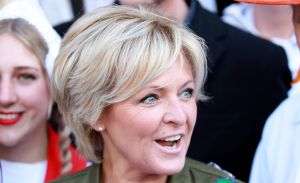 02-05-2017 SHOWBIZZ; CAROLINE TENSEN-GIJS STAVERMAN-OLCAY GULSEN-BIBIAN MENTEL-KICK OFF MARATHON TEGEN KANKER-ALKMAAR. Zij luiden de bel als aftrap van de avond kaasmarkt in Alkmaar waar aandacht wordt gevraagd voor de MARATHON TEGEN KANKER, de TV show van KWF Kankerbestrijding.
foto: Albert den Iseger