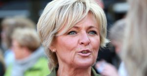 02-05-2017 SHOWBIZZ; CAROLINE TENSEN-GIJS STAVERMAN-OLCAY GULSEN-BIBIAN MENTEL-KICK OFF MARATHON TEGEN KANKER-ALKMAAR. Zij luiden de bel als aftrap van de avond kaasmarkt in Alkmaar waar aandacht wordt gevraagd voor de MARATHON TEGEN KANKER, de TV show van KWF Kankerbestrijding.
foto: Albert den Iseger