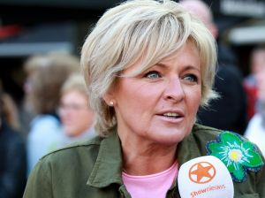 02-05-2017 SHOWBIZZ; CAROLINE TENSEN-GIJS STAVERMAN-OLCAY GULSEN-BIBIAN MENTEL-KICK OFF MARATHON TEGEN KANKER-ALKMAAR. Zij luiden de bel als aftrap van de avond kaasmarkt in Alkmaar waar aandacht wordt gevraagd voor de MARATHON TEGEN KANKER, de TV show van KWF Kankerbestrijding.
foto: Albert den Iseger