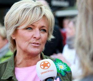 02-05-2017 SHOWBIZZ; CAROLINE TENSEN-GIJS STAVERMAN-OLCAY GULSEN-BIBIAN MENTEL-KICK OFF MARATHON TEGEN KANKER-ALKMAAR. Zij luiden de bel als aftrap van de avond kaasmarkt in Alkmaar waar aandacht wordt gevraagd voor de MARATHON TEGEN KANKER, de TV show van KWF Kankerbestrijding.
foto: Albert den Iseger