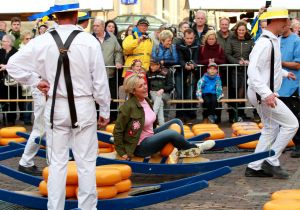 02-05-2017 SHOWBIZZ; CAROLINE TENSEN-GIJS STAVERMAN-OLCAY GULSEN-BIBIAN MENTEL-KICK OFF MARATHON TEGEN KANKER-ALKMAAR. Zij luiden de bel als aftrap van de avond kaasmarkt in Alkmaar waar aandacht wordt gevraagd voor de MARATHON TEGEN KANKER, de TV show van KWF Kankerbestrijding.
foto: Albert den Iseger