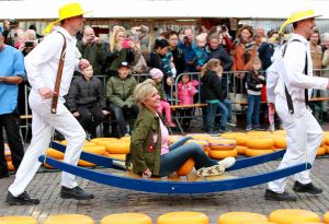02-05-2017 SHOWBIZZ; CAROLINE TENSEN-GIJS STAVERMAN-OLCAY GULSEN-BIBIAN MENTEL-KICK OFF MARATHON TEGEN KANKER-ALKMAAR. Zij luiden de bel als aftrap van de avond kaasmarkt in Alkmaar waar aandacht wordt gevraagd voor de MARATHON TEGEN KANKER, de TV show van KWF Kankerbestrijding.
foto: Albert den Iseger