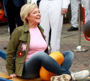 02-05-2017 SHOWBIZZ; CAROLINE TENSEN-GIJS STAVERMAN-OLCAY GULSEN-BIBIAN MENTEL-KICK OFF MARATHON TEGEN KANKER-ALKMAAR. Zij luiden de bel als aftrap van de avond kaasmarkt in Alkmaar waar aandacht wordt gevraagd voor de MARATHON TEGEN KANKER, de TV show van KWF Kankerbestrijding.
foto: Albert den Iseger