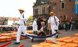 02-05-2017 SHOWBIZZ; CAROLINE TENSEN-GIJS STAVERMAN-OLCAY GULSEN-BIBIAN MENTEL-KICK OFF MARATHON TEGEN KANKER-ALKMAAR. Zij luiden de bel als aftrap van de avond kaasmarkt in Alkmaar waar aandacht wordt gevraagd voor de MARATHON TEGEN KANKER, de TV show van KWF Kankerbestrijding.
foto: Albert den Iseger
