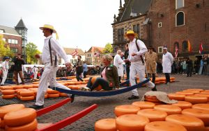02-05-2017 SHOWBIZZ; CAROLINE TENSEN-GIJS STAVERMAN-OLCAY GULSEN-BIBIAN MENTEL-KICK OFF MARATHON TEGEN KANKER-ALKMAAR. Zij luiden de bel als aftrap van de avond kaasmarkt in Alkmaar waar aandacht wordt gevraagd voor de MARATHON TEGEN KANKER, de TV show van KWF Kankerbestrijding.
foto: Albert den Iseger