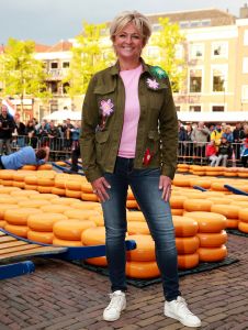 02-05-2017 SHOWBIZZ; CAROLINE TENSEN-GIJS STAVERMAN-OLCAY GULSEN-BIBIAN MENTEL-KICK OFF MARATHON TEGEN KANKER-ALKMAAR. Zij luiden de bel als aftrap van de avond kaasmarkt in Alkmaar waar aandacht wordt gevraagd voor de MARATHON TEGEN KANKER, de TV show van KWF Kankerbestrijding.
foto: Albert den Iseger