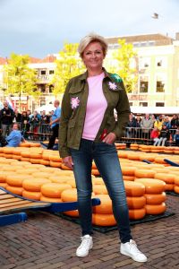 02-05-2017 SHOWBIZZ; CAROLINE TENSEN-GIJS STAVERMAN-OLCAY GULSEN-BIBIAN MENTEL-KICK OFF MARATHON TEGEN KANKER-ALKMAAR. Zij luiden de bel als aftrap van de avond kaasmarkt in Alkmaar waar aandacht wordt gevraagd voor de MARATHON TEGEN KANKER, de TV show van KWF Kankerbestrijding.
foto: Albert den Iseger