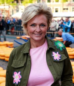 02-05-2017 SHOWBIZZ; CAROLINE TENSEN-GIJS STAVERMAN-OLCAY GULSEN-BIBIAN MENTEL-KICK OFF MARATHON TEGEN KANKER-ALKMAAR. Zij luiden de bel als aftrap van de avond kaasmarkt in Alkmaar waar aandacht wordt gevraagd voor de MARATHON TEGEN KANKER, de TV show van KWF Kankerbestrijding.
foto: Albert den Iseger