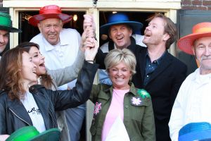 02-05-2017 SHOWBIZZ; CAROLINE TENSEN-GIJS STAVERMAN-OLCAY GULSEN-BIBIAN MENTEL-KICK OFF MARATHON TEGEN KANKER-ALKMAAR. Zij luiden de bel als aftrap van de avond kaasmarkt in Alkmaar waar aandacht wordt gevraagd voor de MARATHON TEGEN KANKER, de TV show van KWF Kankerbestrijding.
foto: Albert den Iseger