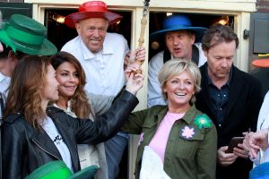 02-05-2017 SHOWBIZZ; CAROLINE TENSEN-GIJS STAVERMAN-OLCAY GULSEN-BIBIAN MENTEL-KICK OFF MARATHON TEGEN KANKER-ALKMAAR. Zij luiden de bel als aftrap van de avond kaasmarkt in Alkmaar waar aandacht wordt gevraagd voor de MARATHON TEGEN KANKER, de TV show van KWF Kankerbestrijding.
foto: Albert den Iseger