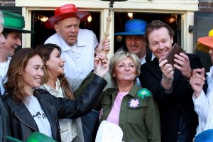 02-05-2017 SHOWBIZZ; CAROLINE TENSEN-GIJS STAVERMAN-OLCAY GULSEN-BIBIAN MENTEL-KICK OFF MARATHON TEGEN KANKER-ALKMAAR. Zij luiden de bel als aftrap van de avond kaasmarkt in Alkmaar waar aandacht wordt gevraagd voor de MARATHON TEGEN KANKER, de TV show van KWF Kankerbestrijding.
foto: Albert den Iseger