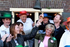 02-05-2017 SHOWBIZZ; CAROLINE TENSEN-GIJS STAVERMAN-OLCAY GULSEN-BIBIAN MENTEL-KICK OFF MARATHON TEGEN KANKER-ALKMAAR. Zij luiden de bel als aftrap van de avond kaasmarkt in Alkmaar waar aandacht wordt gevraagd voor de MARATHON TEGEN KANKER, de TV show van KWF Kankerbestrijding.
foto: Albert den Iseger