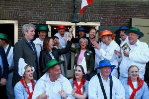 02-05-2017 SHOWBIZZ; CAROLINE TENSEN-GIJS STAVERMAN-OLCAY GULSEN-BIBIAN MENTEL-KICK OFF MARATHON TEGEN KANKER-ALKMAAR. Zij luiden de bel als aftrap van de avond kaasmarkt in Alkmaar waar aandacht wordt gevraagd voor de MARATHON TEGEN KANKER, de TV show van KWF Kankerbestrijding.
foto: Albert den Iseger