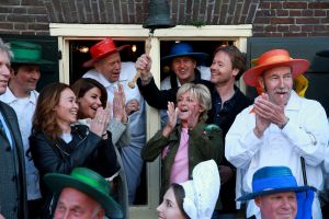 02-05-2017 SHOWBIZZ; CAROLINE TENSEN-GIJS STAVERMAN-OLCAY GULSEN-BIBIAN MENTEL-KICK OFF MARATHON TEGEN KANKER-ALKMAAR. Zij luiden de bel als aftrap van de avond kaasmarkt in Alkmaar waar aandacht wordt gevraagd voor de MARATHON TEGEN KANKER, de TV show van KWF Kankerbestrijding.
foto: Albert den Iseger