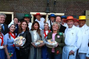 02-05-2017 SHOWBIZZ; CAROLINE TENSEN-GIJS STAVERMAN-OLCAY GULSEN-BIBIAN MENTEL-KICK OFF MARATHON TEGEN KANKER-ALKMAAR. Zij luiden de bel als aftrap van de avond kaasmarkt in Alkmaar waar aandacht wordt gevraagd voor de MARATHON TEGEN KANKER, de TV show van KWF Kankerbestrijding.
foto: Albert den Iseger