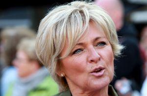 02-05-2017 SHOWBIZZ; CAROLINE TENSEN-GIJS STAVERMAN-OLCAY GULSEN-BIBIAN MENTEL-KICK OFF MARATHON TEGEN KANKER-ALKMAAR. Zij luiden de bel als aftrap van de avond kaasmarkt in Alkmaar waar aandacht wordt gevraagd voor de MARATHON TEGEN KANKER, de TV show van KWF Kankerbestrijding.
foto: Albert den Iseger