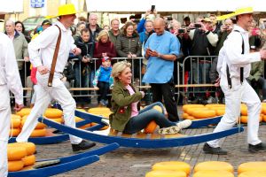 02-05-2017 SHOWBIZZ; CAROLINE TENSEN-GIJS STAVERMAN-OLCAY GULSEN-BIBIAN MENTEL-KICK OFF MARATHON TEGEN KANKER-ALKMAAR. Zij luiden de bel als aftrap van de avond kaasmarkt in Alkmaar waar aandacht wordt gevraagd voor de MARATHON TEGEN KANKER, de TV show van KWF Kankerbestrijding.
foto: Albert den Iseger