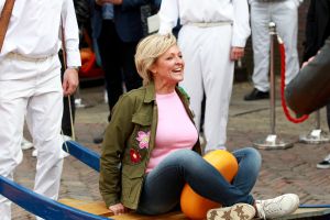 02-05-2017 SHOWBIZZ; CAROLINE TENSEN-GIJS STAVERMAN-OLCAY GULSEN-BIBIAN MENTEL-KICK OFF MARATHON TEGEN KANKER-ALKMAAR. Zij luiden de bel als aftrap van de avond kaasmarkt in Alkmaar waar aandacht wordt gevraagd voor de MARATHON TEGEN KANKER, de TV show van KWF Kankerbestrijding.
foto: Albert den Iseger