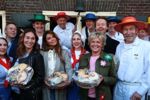 02-05-2017 SHOWBIZZ; CAROLINE TENSEN-GIJS STAVERMAN-OLCAY GULSEN-BIBIAN MENTEL-KICK OFF MARATHON TEGEN KANKER-ALKMAAR. Zij luiden de bel als aftrap van de avond kaasmarkt in Alkmaar waar aandacht wordt gevraagd voor de MARATHON TEGEN KANKER, de TV show van KWF Kankerbestrijding.
foto: Albert den Iseger