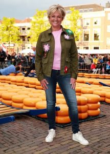 02-05-2017 SHOWBIZZ; CAROLINE TENSEN-GIJS STAVERMAN-OLCAY GULSEN-BIBIAN MENTEL-KICK OFF MARATHON TEGEN KANKER-ALKMAAR. Zij luiden de bel als aftrap van de avond kaasmarkt in Alkmaar waar aandacht wordt gevraagd voor de MARATHON TEGEN KANKER, de TV show van KWF Kankerbestrijding.
foto: Albert den Iseger