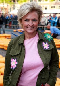 02-05-2017 SHOWBIZZ; CAROLINE TENSEN-GIJS STAVERMAN-OLCAY GULSEN-BIBIAN MENTEL-KICK OFF MARATHON TEGEN KANKER-ALKMAAR. Zij luiden de bel als aftrap van de avond kaasmarkt in Alkmaar waar aandacht wordt gevraagd voor de MARATHON TEGEN KANKER, de TV show van KWF Kankerbestrijding.
foto: Albert den Iseger