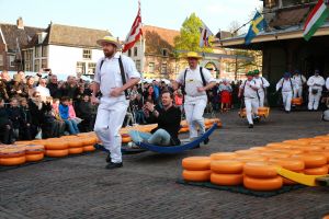 02-05-2017 SHOWBIZZ; CAROLINE TENSEN-GIJS STAVERMAN-OLCAY GULSEN-BIBIAN MENTEL-KICK OFF MARATHON TEGEN KANKER-ALKMAAR. Zij luiden de bel als aftrap van de avond kaasmarkt in Alkmaar waar aandacht wordt gevraagd voor de MARATHON TEGEN KANKER, de TV show van KWF Kankerbestrijding.
foto: Albert den Iseger