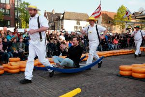 02-05-2017 SHOWBIZZ; CAROLINE TENSEN-GIJS STAVERMAN-OLCAY GULSEN-BIBIAN MENTEL-KICK OFF MARATHON TEGEN KANKER-ALKMAAR. Zij luiden de bel als aftrap van de avond kaasmarkt in Alkmaar waar aandacht wordt gevraagd voor de MARATHON TEGEN KANKER, de TV show van KWF Kankerbestrijding.
foto: Albert den Iseger