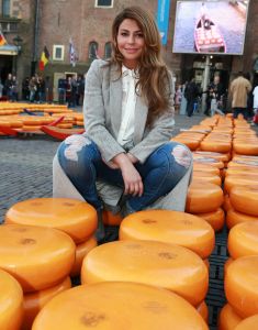 02-05-2017 SHOWBIZZ; CAROLINE TENSEN-GIJS STAVERMAN-OLCAY GULSEN-BIBIAN MENTEL-KICK OFF MARATHON TEGEN KANKER-ALKMAAR. Zij luiden de bel als aftrap van de avond kaasmarkt in Alkmaar waar aandacht wordt gevraagd voor de MARATHON TEGEN KANKER, de TV show van KWF Kankerbestrijding.
foto: Albert den Iseger