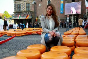 02-05-2017 SHOWBIZZ; CAROLINE TENSEN-GIJS STAVERMAN-OLCAY GULSEN-BIBIAN MENTEL-KICK OFF MARATHON TEGEN KANKER-ALKMAAR. Zij luiden de bel als aftrap van de avond kaasmarkt in Alkmaar waar aandacht wordt gevraagd voor de MARATHON TEGEN KANKER, de TV show van KWF Kankerbestrijding.
foto: Albert den Iseger