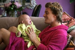 14-11-2005 SHOWBIZZ; WINSTON POST MEER DAN GELUKKIG MET ZOON JAYDEN EN ZIJN DENISE. Winston Post 33 jr.en zijn vrouw Denise 27 jr.zijn meer dan gelukkig met hun zoon Jayden die op 19 juli jl. werd geboren.Winston druk bezig met zijn show Caveman staat zeker tot volgend jaar op de planken. Winston ook  druk bezig met de training voor Parijs Dakar woestijnrace die weer van start gaat in Januari. Winston zal  mee gaan rijden in een KIA Sorento.
foto: Albert den Iseger.