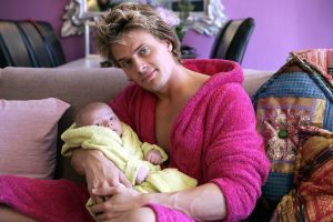 14-11-2005 SHOWBIZZ; WINSTON POST MEER DAN GELUKKIG MET ZOON JAYDEN EN ZIJN DENISE. Winston Post 33 jr.en zijn vrouw Denise 27 jr.zijn meer dan gelukkig met hun zoon Jayden die op 19 juli jl. werd geboren.Winston druk bezig met zijn show Caveman staat zeker tot volgend jaar op de planken. Winston ook  druk bezig met de training voor Parijs Dakar woestijnrace die weer van start gaat in Januari. Winston zal  mee gaan rijden in een KIA Sorento.
foto: Albert den Iseger.