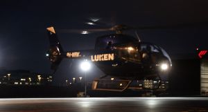 04-11-2005 SHOWBIZZ; ERIK DE VLIEGER LANCEERT DE NIEUWE QUOTE 500 IN HANGAR. Het Quote 500 spektakel in hangar nr. 3 op Schiphol Oost was er weer een op niet gauw te vergeten. Met een helikopter een met goud beschilderde geldwagen en vele liters champagne aangevuld met kilo s kaviaar zo introduceerde Jort Kelder en team de Quote 500, de lijst met de 500 rijkste Nederlanders. Vele rijke bobo s waren aanwezig oa Erik de Vlieger als agent, Annemarie van Gaal Jan Riedstra Harry Mens en Bodo Douque de softwareondernemer. Ook covergirl Femke was aanwezig en bracht toch even 25000 euro op voor het goede doel.
foto: Albert den Iseger