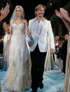 27-11-2005 SHOWBIZZ: ADDY VAN DEN KROMMENACKER ZORGT VOOR GLAMOUR MODE AAN DE MAAS. Addy presenteerde zijn private label collection 2006 in het authentieke Hulskampgebouw te Rotterdam. De derde private collection van Addy was er een die bestond alleen uit eyecatchers. Romantische chiffonjurkjes in uni en dessins, blouses en bustiers in zeer exclusieve foulardprints en prachtige avondjurken  van satijn chiffon en kant.De gehele show was geinspireerd door de diners en feesten op de grote cruiseschepen van de dertig en veertiger jaren. Vele BNers genoten van dit modefeest aan de Maas o.a .Conny Breukhoven, Jan en Monique de Bouvrie, Sandra Reemer, Ans Markus, Irene v.d.Laar, Fabiene de Vries en Antje Montero.
foto: Albert den Iseger.