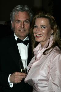 27-11-2005 SHOWBIZZ: ADDY VAN DEN KROMMENACKER ZORGT VOOR GLAMOUR MODE AAN DE MAAS. Addy presenteerde zijn private label collection 2006 in het authentieke Hulskampgebouw te Rotterdam. De derde private collection van Addy was er een die bestond alleen uit eyecatchers. Romantische chiffonjurkjes in uni en dessins, blouses en bustiers in zeer exclusieve foulardprints en prachtige avondjurken  van satijn chiffon en kant.De gehele show was geinspireerd door de diners en feesten op de grote cruiseschepen van de dertig en veertiger jaren. Vele BNers genoten van dit modefeest aan de Maas o.a .Conny Breukhoven, Jan en Monique de Bouvrie, Sandra Reemer, Ans Markus, Irene v.d.Laar, Fabiene de Vries en Antje Montero.
foto: Albert den Iseger.