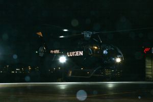 04-11-2005 SHOWBIZZ; ERIK DE VLIEGER LANCEERT DE NIEUWE QUOTE 500 IN HANGAR. Het Quote 500 spektakel in hangar nr. 3 op Schiphol Oost was er weer een op niet gauw te vergeten. Met een helikopter een met goud beschilderde geldwagen en vele liters champagne aangevuld met kilo s kaviaar zo introduceerde Jort Kelder en team de Quote 500, de lijst met de 500 rijkste Nederlanders. Vele rijke bobo s waren aanwezig oa Erik de Vlieger als agent, Annemarie van Gaal Jan Riedstra Harry Mens en Bodo Douque de softwareondernemer. Ook covergirl Femke was aanwezig en bracht toch even 25000 euro op voor het goede doel.
foto: Albert den Iseger