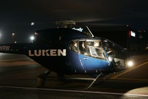 04-11-2005 SHOWBIZZ; ERIK DE VLIEGER LANCEERT DE NIEUWE QUOTE 500 IN HANGAR. Het Quote 500 spektakel in hangar nr. 3 op Schiphol Oost was er weer een op niet gauw te vergeten. Met een helikopter een met goud beschilderde geldwagen en vele liters champagne aangevuld met kilo s kaviaar zo introduceerde Jort Kelder en team de Quote 500, de lijst met de 500 rijkste Nederlanders. Vele rijke bobo s waren aanwezig oa Erik de Vlieger als agent, Annemarie van Gaal Jan Riedstra Harry Mens en Bodo Douque de softwareondernemer. Ook covergirl Femke was aanwezig en bracht toch even 25000 euro op voor het goede doel.
foto: Albert den Iseger