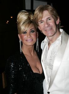 27-11-2005 SHOWBIZZ: ADDY VAN DEN KROMMENACKER ZORGT VOOR GLAMOUR MODE AAN DE MAAS. Addy presenteerde zijn private label collection 2006 in het authentieke Hulskampgebouw te Rotterdam. De derde private collection van Addy was er een die bestond alleen uit eyecatchers. Romantische chiffonjurkjes in uni en dessins, blouses en bustiers in zeer exclusieve foulardprints en prachtige avondjurken  van satijn chiffon en kant.De gehele show was geinspireerd door de diners en feesten op de grote cruiseschepen van de dertig en veertiger jaren. Vele BNers genoten van dit modefeest aan de Maas o.a .Conny Breukhoven, Jan en Monique de Bouvrie, Sandra Reemer, Ans Markus, Irene v.d.Laar, Fabiene de Vries en Antje Montero.
foto: Albert den Iseger.