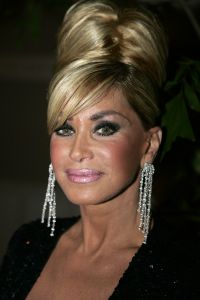 27-11-2005 SHOWBIZZ: ADDY VAN DEN KROMMENACKER ZORGT VOOR GLAMOUR MODE AAN DE MAAS. Addy presenteerde zijn private label collection 2006 in het authentieke Hulskampgebouw te Rotterdam. De derde private collection van Addy was er een die bestond alleen uit eyecatchers. Romantische chiffonjurkjes in uni en dessins, blouses en bustiers in zeer exclusieve foulardprints en prachtige avondjurken  van satijn chiffon en kant.De gehele show was geinspireerd door de diners en feesten op de grote cruiseschepen van de dertig en veertiger jaren. Vele BNers genoten van dit modefeest aan de Maas o.a .Conny Breukhoven, Jan en Monique de Bouvrie, Sandra Reemer, Ans Markus, Irene v.d.Laar, Fabiene de Vries en Antje Montero.
foto: Albert den Iseger.