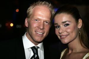 27-11-2005 SHOWBIZZ: ADDY VAN DEN KROMMENACKER ZORGT VOOR GLAMOUR MODE AAN DE MAAS. Addy presenteerde zijn private label collection 2006 in het authentieke Hulskampgebouw te Rotterdam. De derde private collection van Addy was er een die bestond alleen uit eyecatchers. Romantische chiffonjurkjes in uni en dessins, blouses en bustiers in zeer exclusieve foulardprints en prachtige avondjurken  van satijn chiffon en kant.De gehele show was geinspireerd door de diners en feesten op de grote cruiseschepen van de dertig en veertiger jaren. Vele BNers genoten van dit modefeest aan de Maas o.a .Conny Breukhoven, Jan en Monique de Bouvrie, Sandra Reemer, Ans Markus, Irene v.d.Laar, Fabiene de Vries en Antje Montero.
foto: Albert den Iseger.