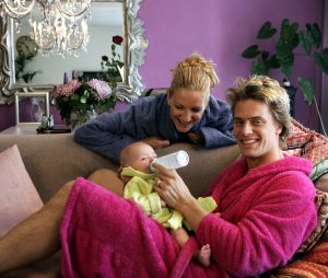 14-11-2005 SHOWBIZZ; WINSTON POST MEER DAN GELUKKIG MET ZOON JAYDEN EN ZIJN DENISE. Winston Post 33 jr.en zijn vrouw Denise 27 jr.zijn meer dan gelukkig met hun zoon Jayden die op 19 juli jl. werd geboren.Winston druk bezig met zijn show Caveman staat zeker tot volgend jaar op de planken. Winston ook  druk bezig met de training voor Parijs Dakar woestijnrace die weer van start gaat in Januari. Winston zal  mee gaan rijden in een KIA Sorento.
foto: Albert den Iseger.